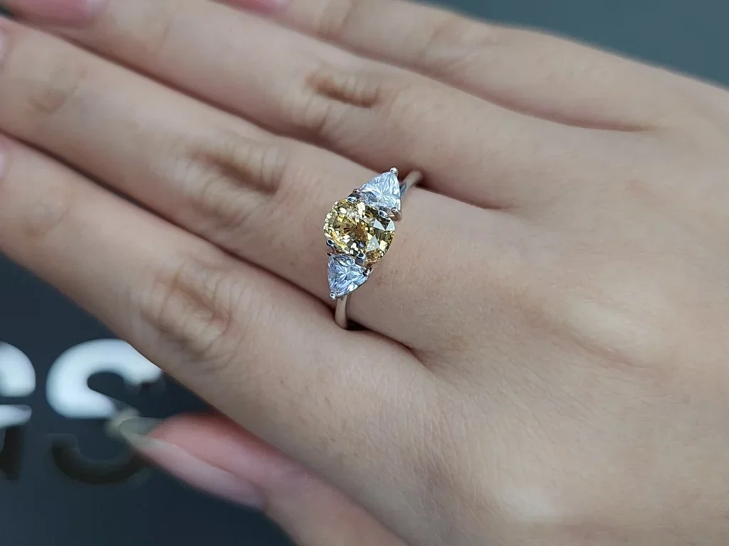 Негретый сапфир Pastel Yellow в огранке кушон 1,53 карата, Шри-Ланка Изображение №5