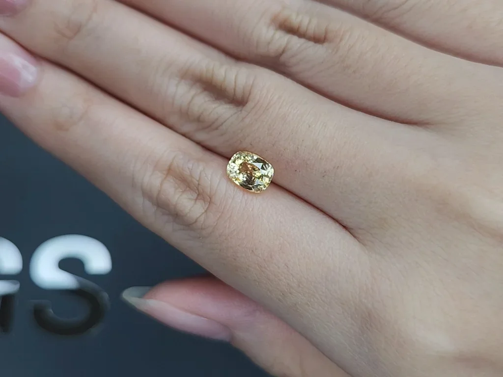 Негретый сапфир Pastel Yellow в огранке кушон 1,53 карата, Шри-Ланка Изображение №2