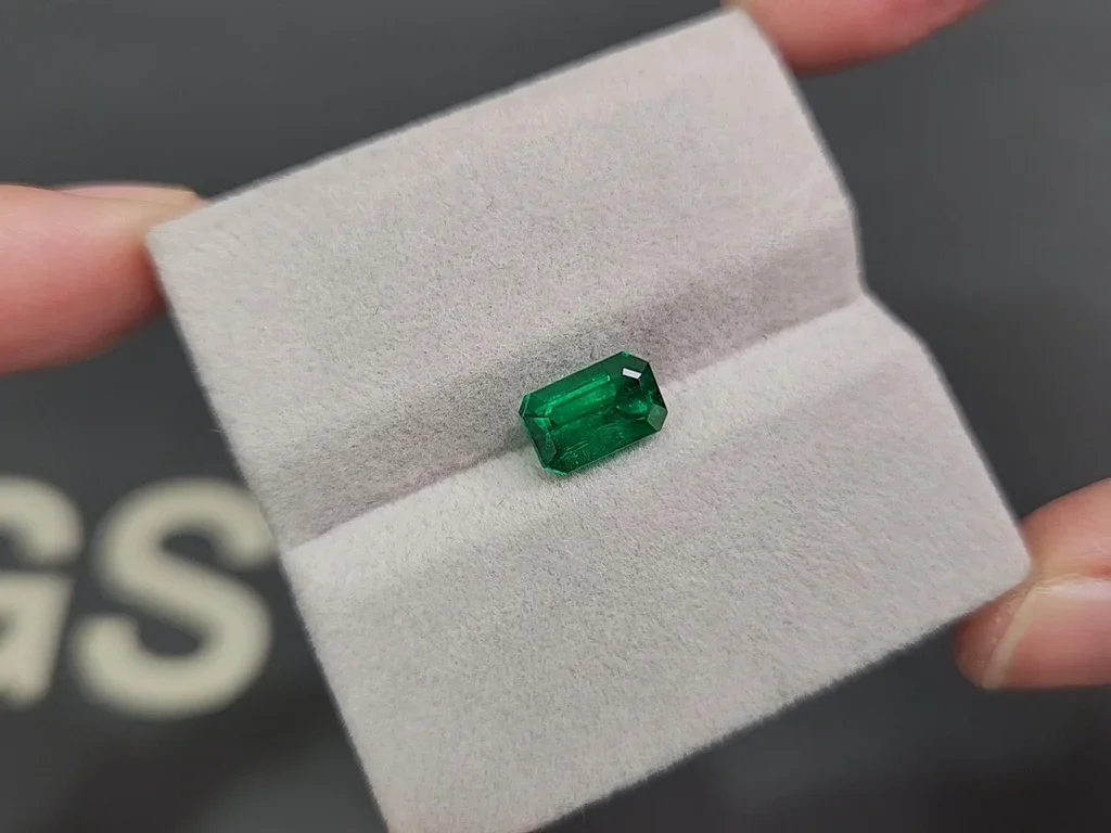 Изумруд Vivid Green в огранке октагон 1,85 карата, Пакистан Изображение №4