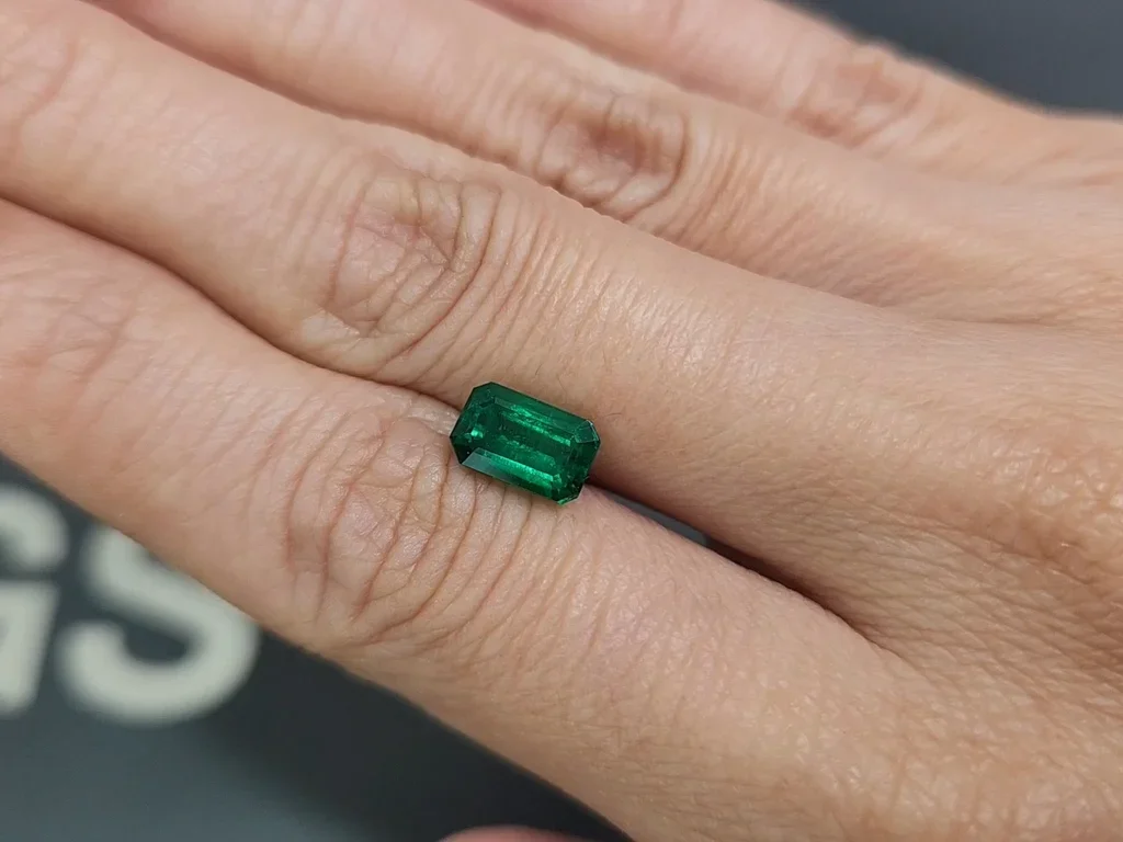 Изумруд Vivid Green в огранке октагон 1,85 карата, Пакистан Изображение №2