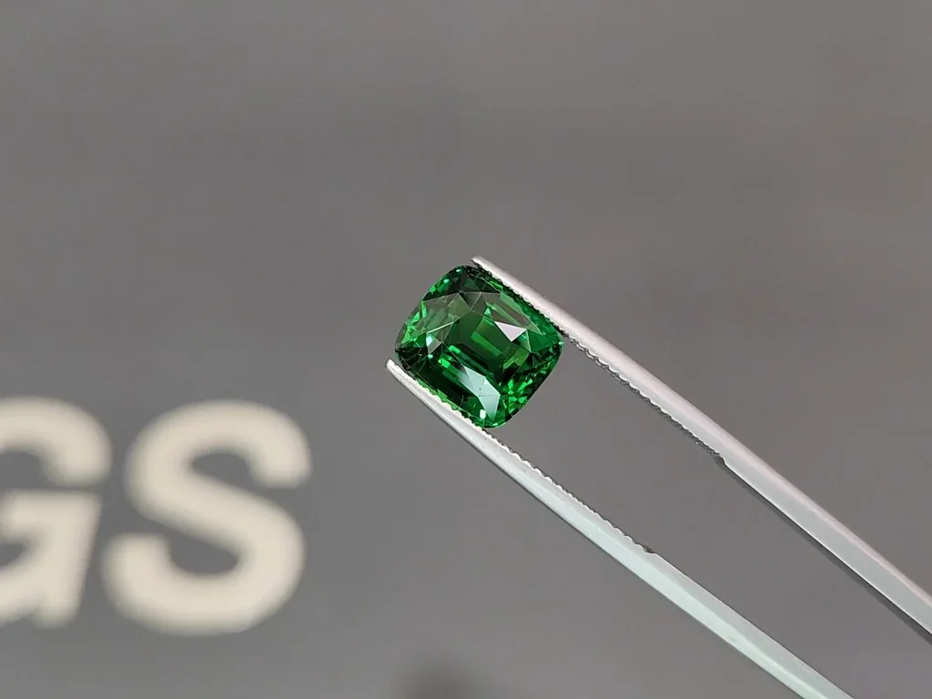 Цаворит Vivid Green в огранке кушон 5,03 карата, Танзания  Изображение №3