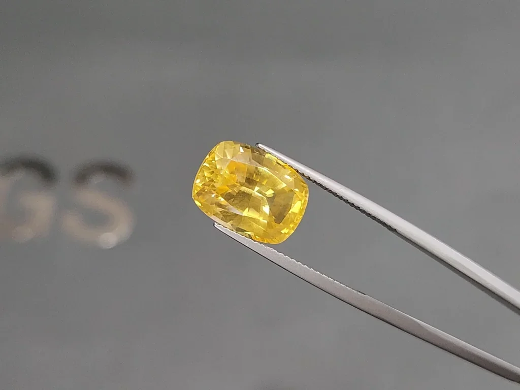 Негретый сапфир Vivid Yellow в огранке кушон 9.28 карат, Шри-Ланка Изображение №3