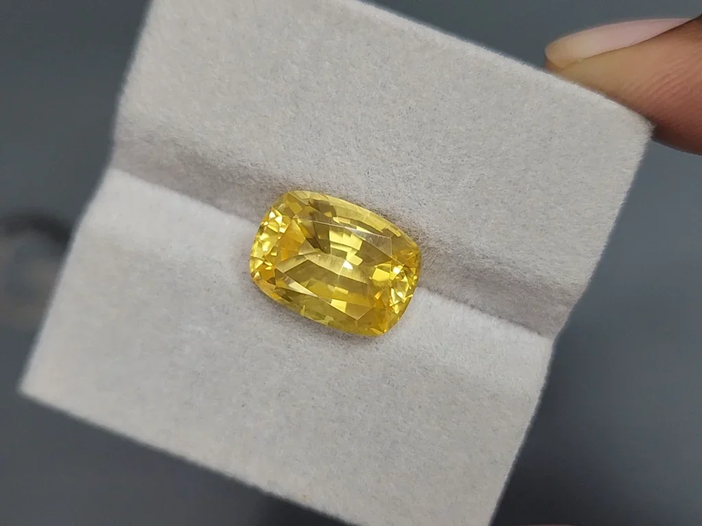 Негретый сапфир Vivid Yellow в огранке кушон 9.28 карат, Шри-Ланка Изображение №4