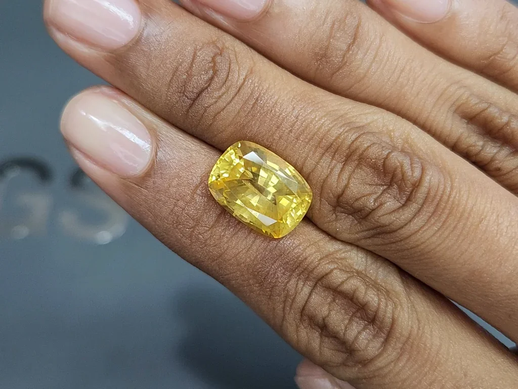 Негретый сапфир Vivid Yellow в огранке кушон 9.28 карат, Шри-Ланка Изображение №2