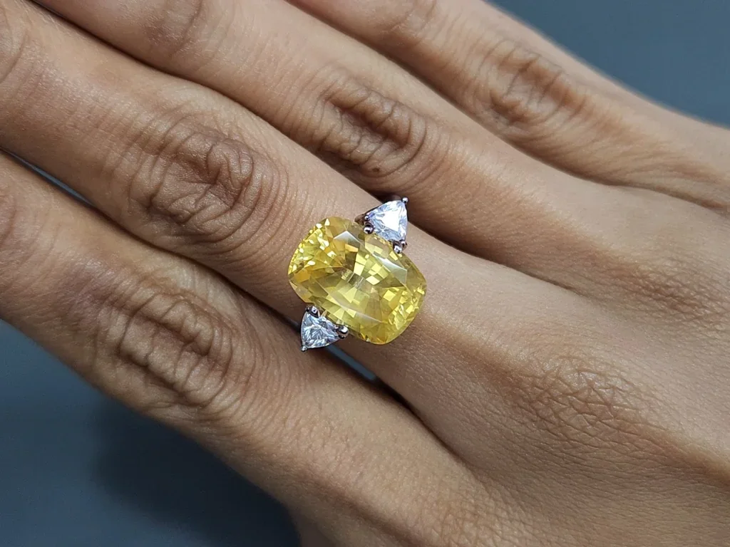 Негретый сапфир Vivid Yellow в огранке кушон 9.28 карат, Шри-Ланка Изображение №5