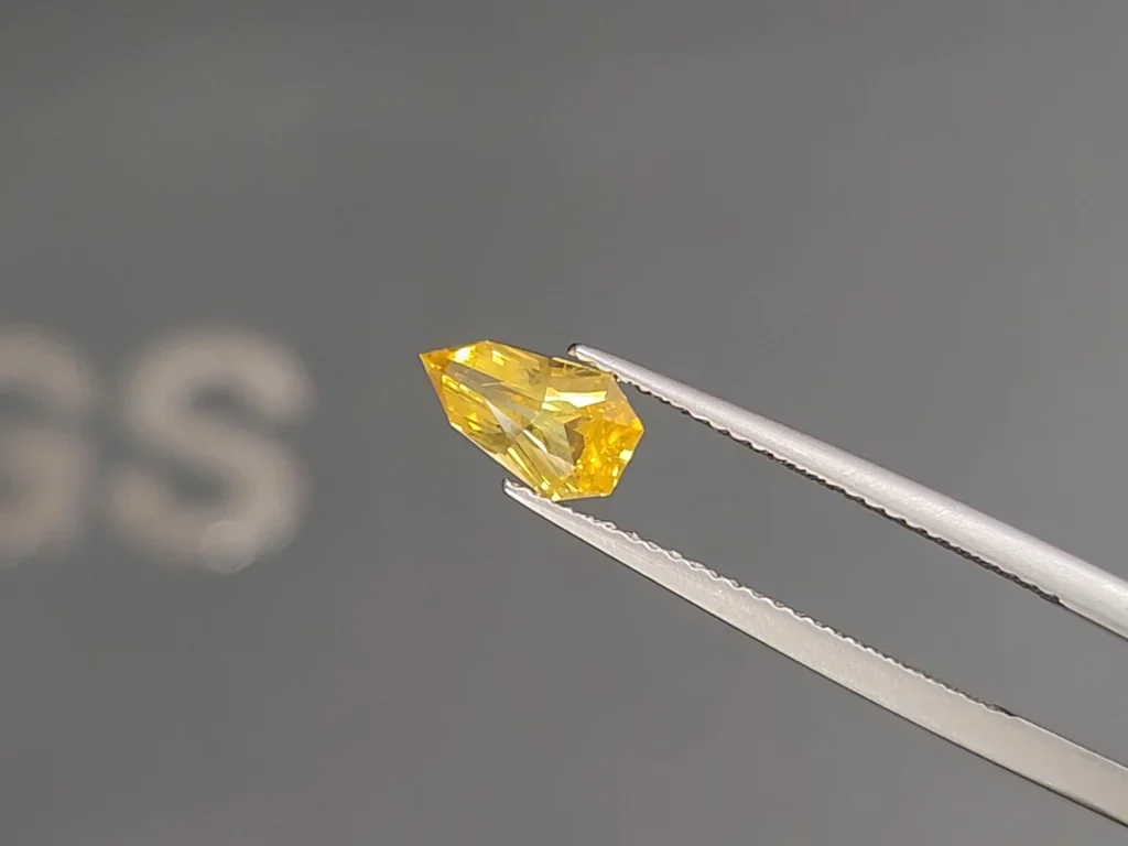 Сапфир Intense Yellow в фантазийной огранке1,01 карата, Шри-Ланка  Изображение №2