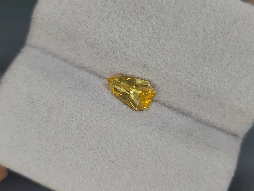 Сапфир Intense Yellow в фантазийной огранке1,01 карата, Шри-Ланка  Изображение №3
