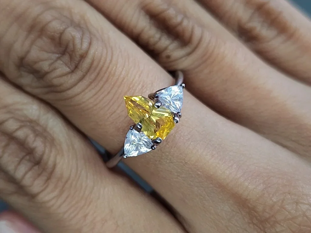 Сапфир Intense Yellow в фантазийной огранке1,01 карата, Шри-Ланка  Изображение №5