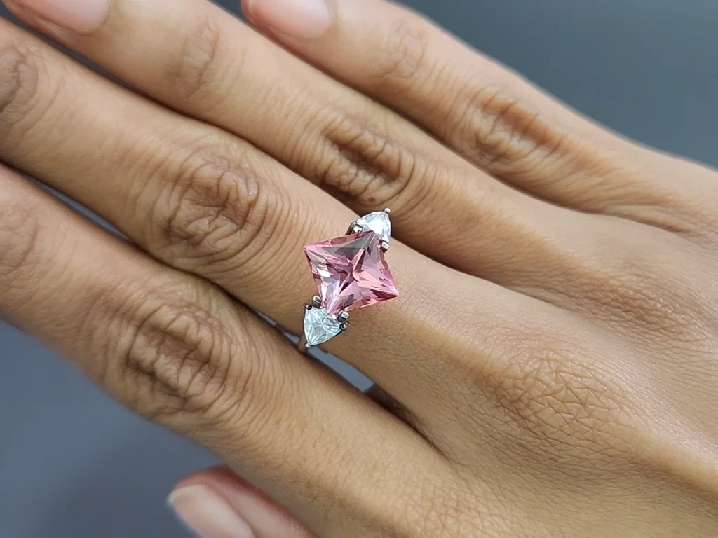 Розовый турмалин в огранке принцесса 3,06 карат, Африка Изображение №5