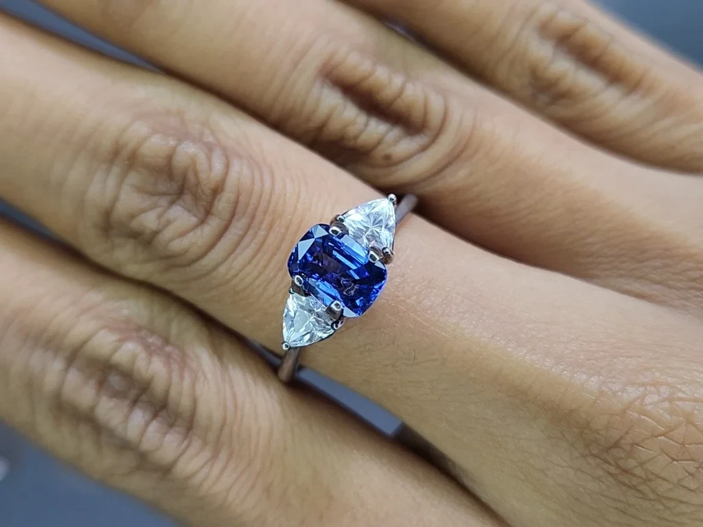 Сапфир Cornflower Blue в огранке кушон 1.50 карат, Шри-Ланка Изображение №5