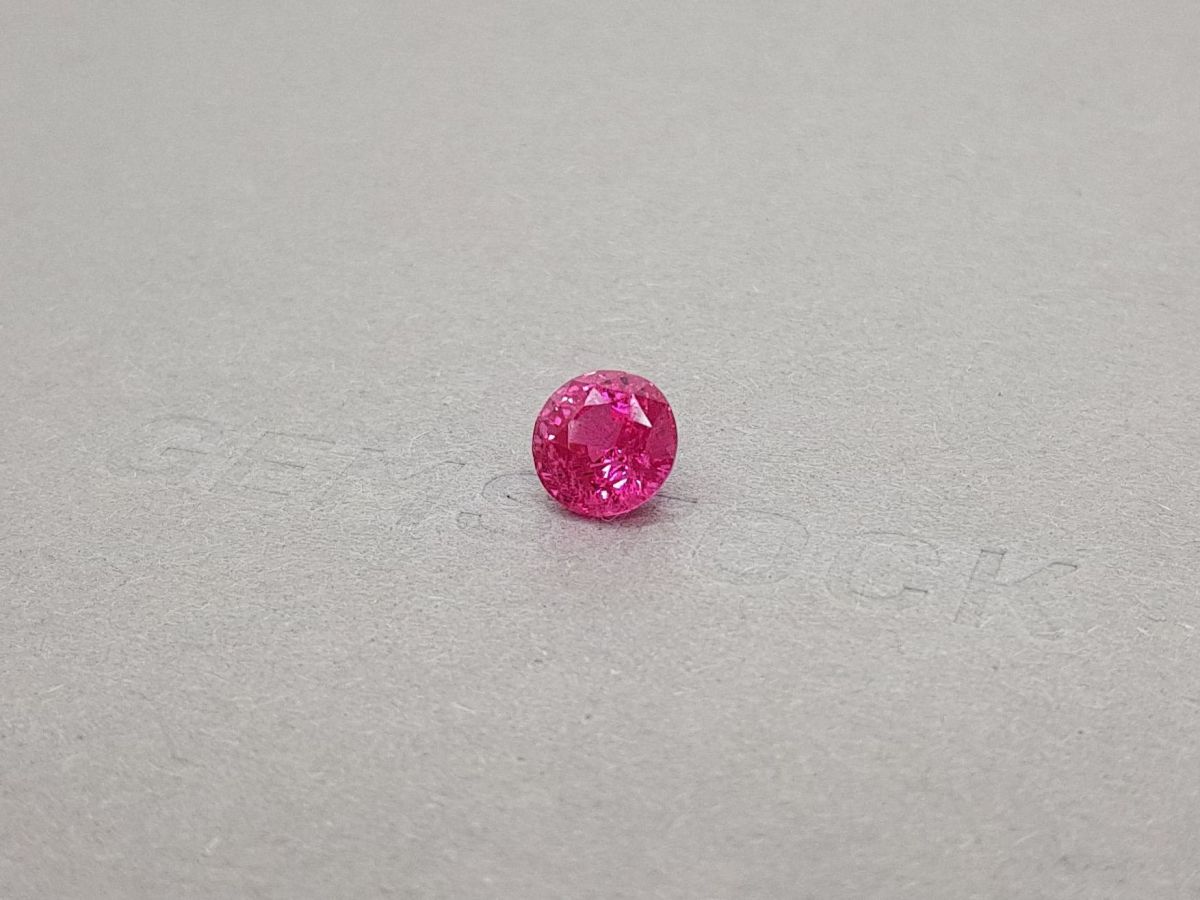 Розовая шпинель Махенге в огранке круг 2,38 карат фото №3