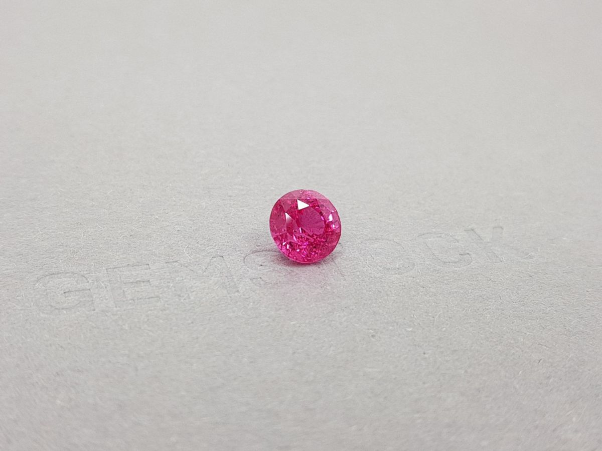 Розовая шпинель Махенге в огранке круг 2,38 карат фото №2