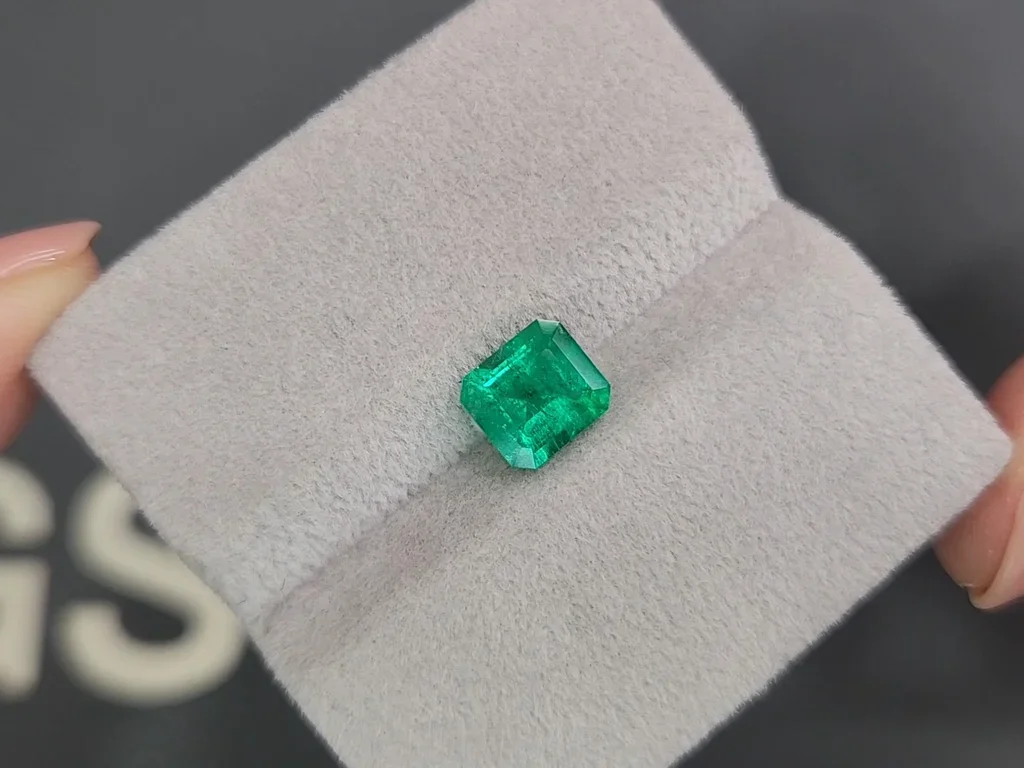 Яркий колумбийский изумруд 1,56 карат, Vivid Green Изображение №4