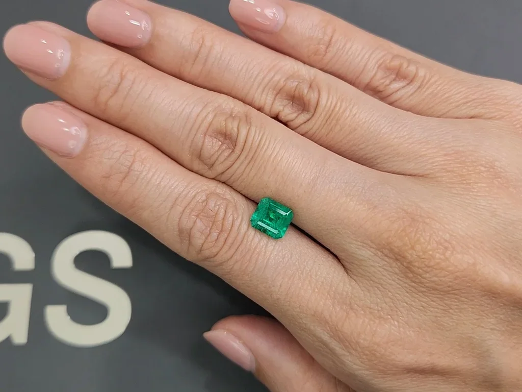 Яркий колумбийский изумруд 1,56 карат, Vivid Green Изображение №2