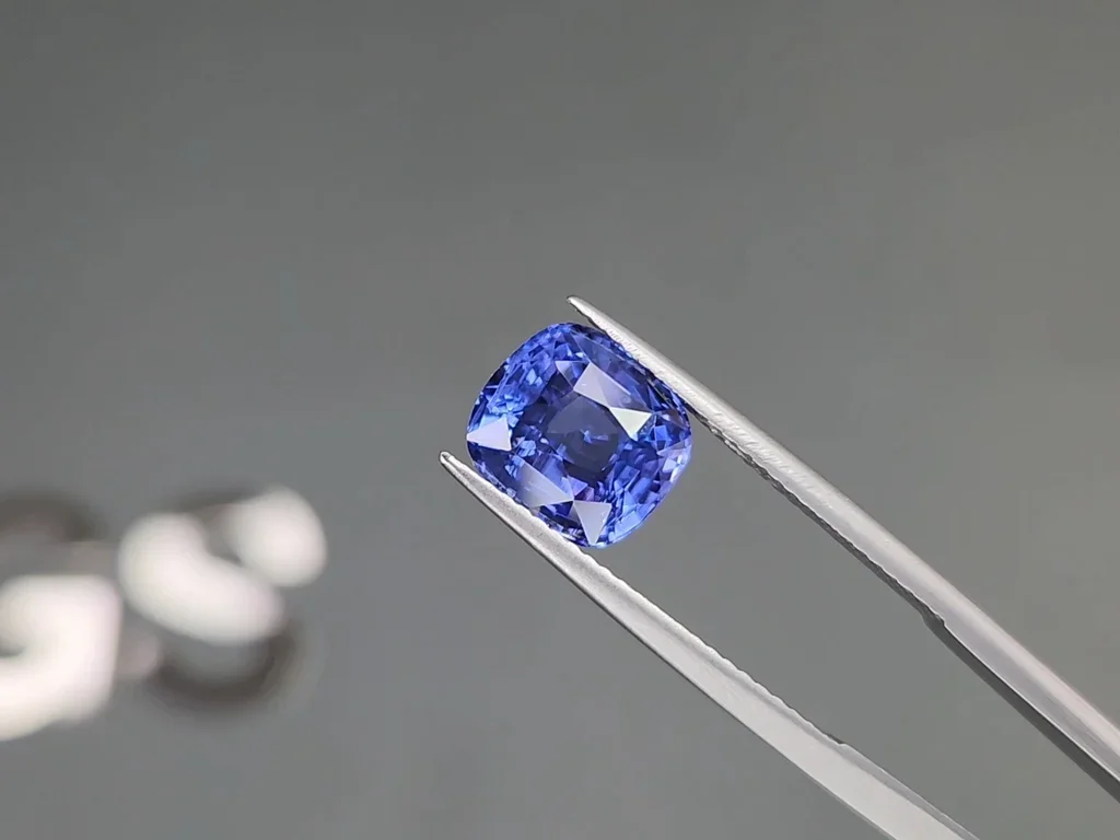 Синий сапфир цвета Cornflower Blue в огранке кушон 4,00 карата, Мадагаскар Изображение №3