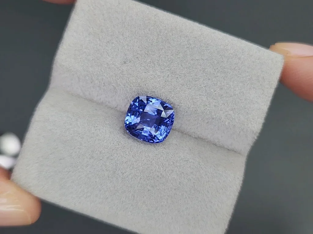 Синий сапфир цвета Cornflower Blue в огранке кушон 4,00 карата, Мадагаскар Изображение №4