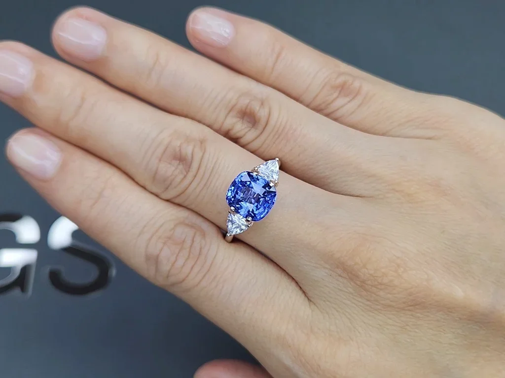 Синий сапфир цвета Cornflower Blue в огранке кушон 4,00 карата, Мадагаскар Изображение №5