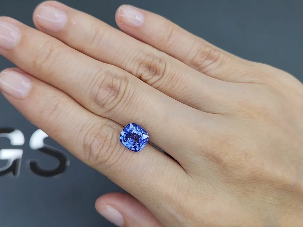 Синий сапфир цвета Cornflower Blue в огранке кушон 4,00 карата, Мадагаскар Изображение №2