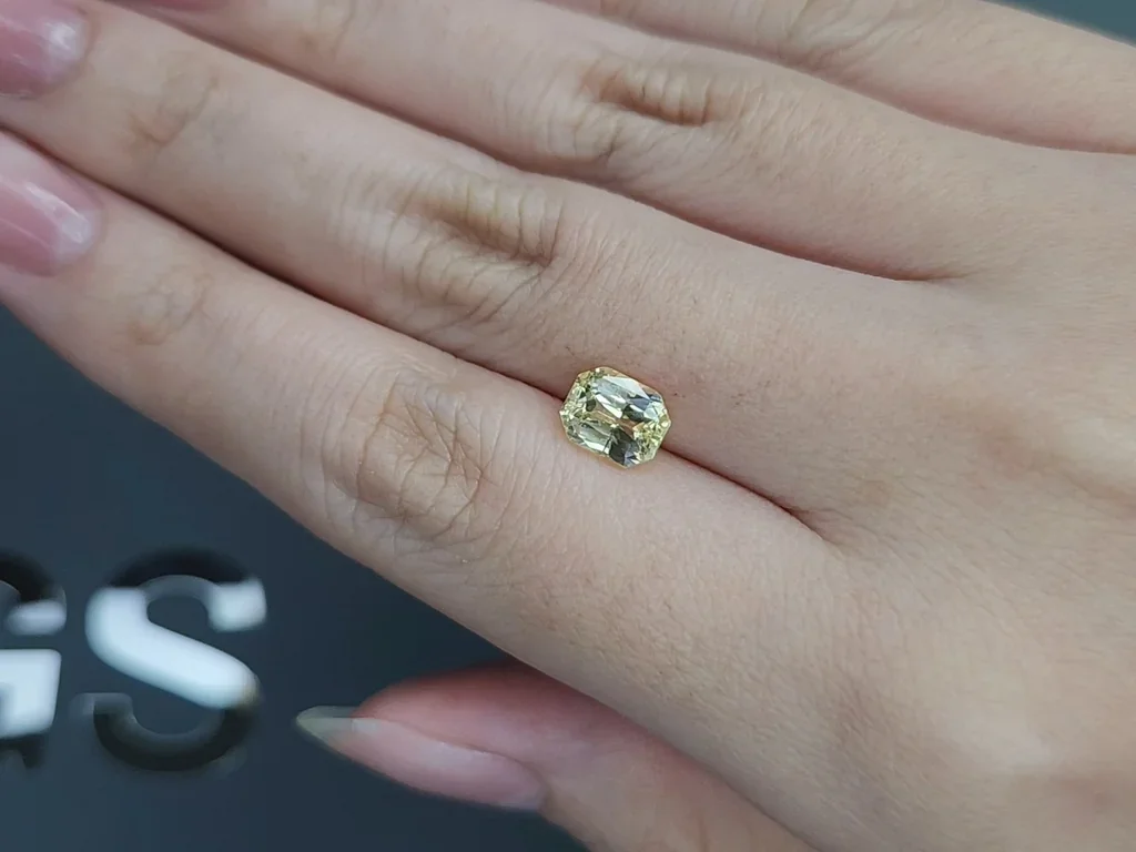 Негретый сапфир Pastel Yellow в огранке радиант 2,04 карата, Шри-Ланка Изображение №2