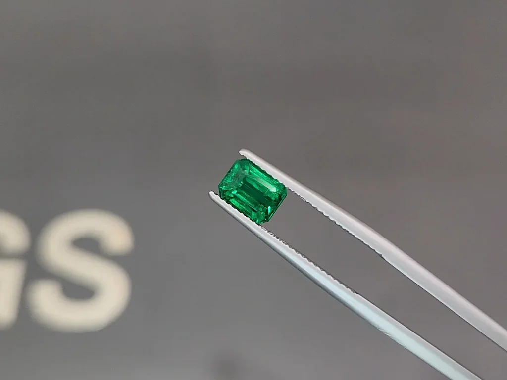 Изумруд Vivid Green в огранке октагон 1,88 карата, Пакистан  Изображение №3