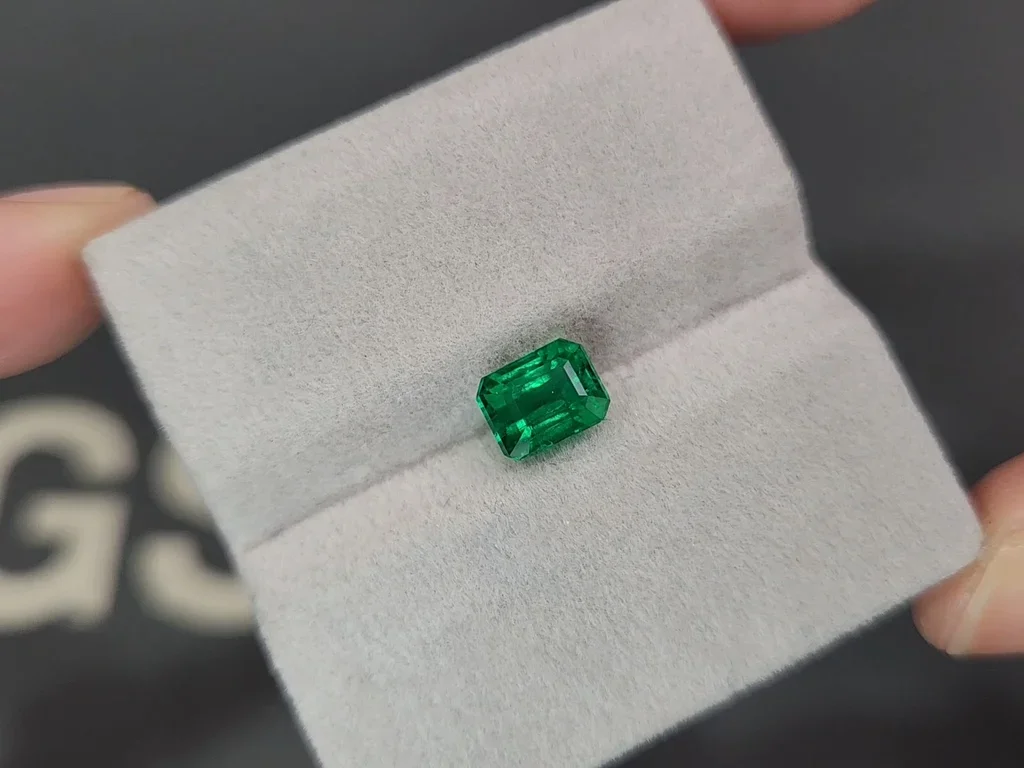 Изумруд Vivid Green в огранке октагон 1,88 карата, Пакистан  Изображение №4