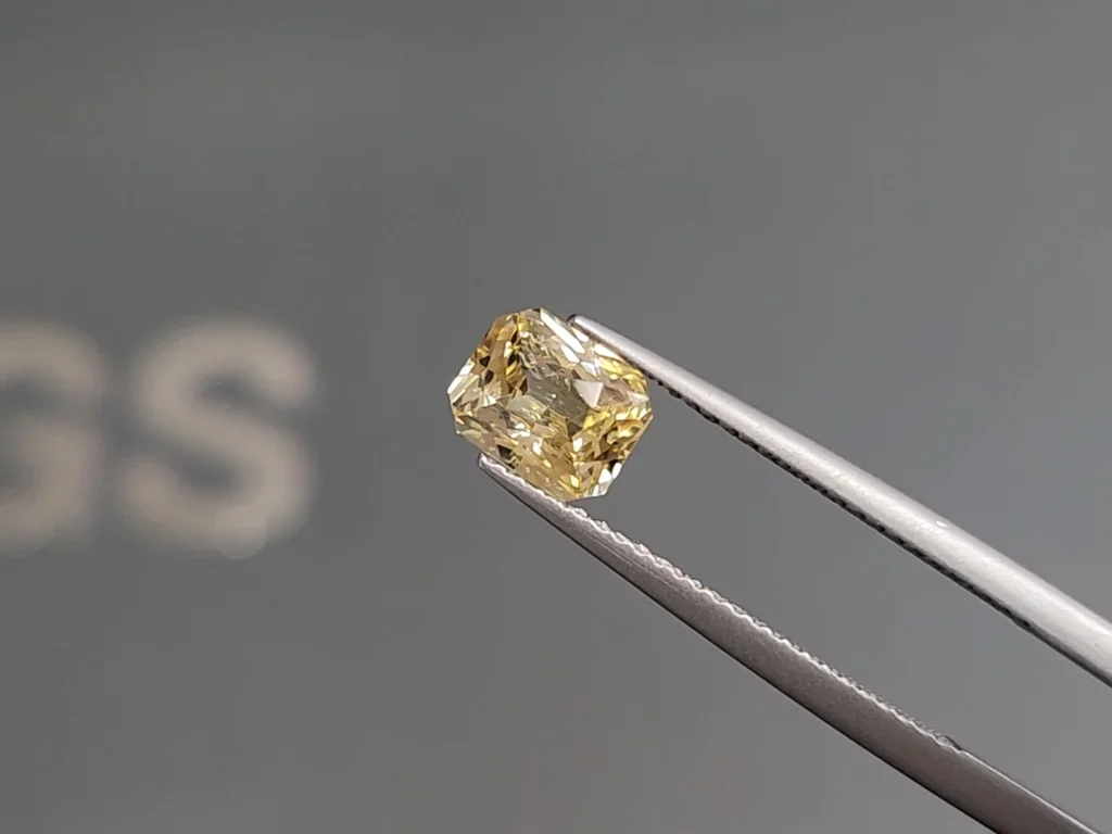 Негретый сапфир Pastel Yellow в огранке радиант 1,20 карат, Шри-Ланка Изображение №3