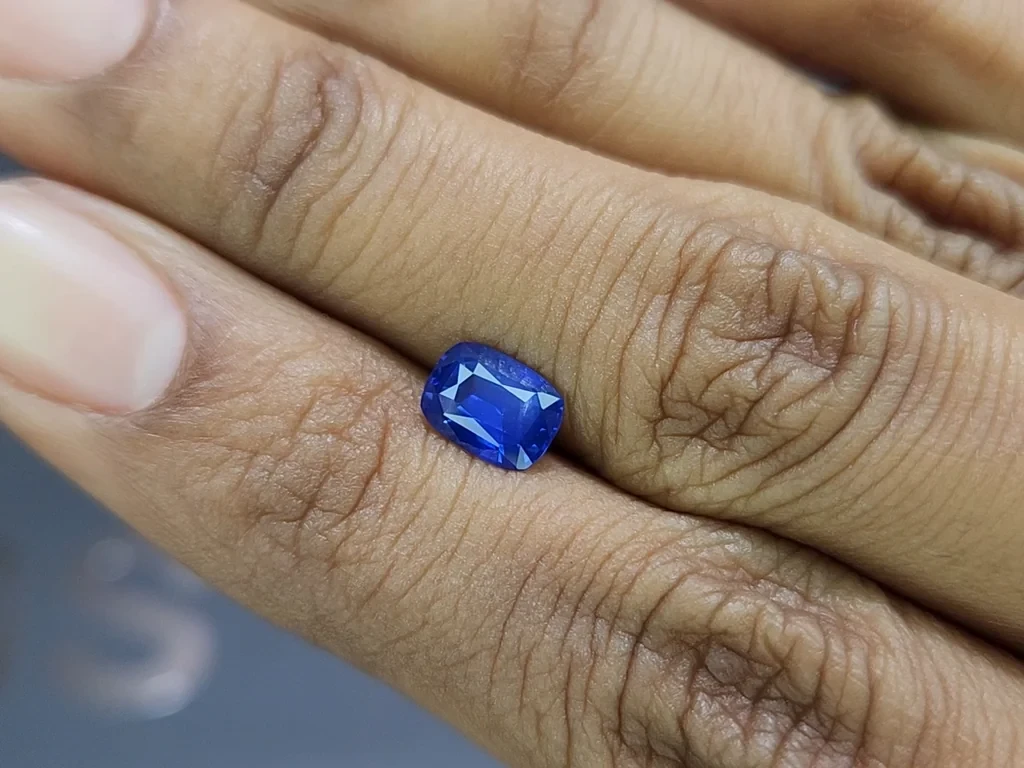Сапфир Cornflower Blue в огранке кушон 1,27 карат, Шри-Ланка Изображение №2
