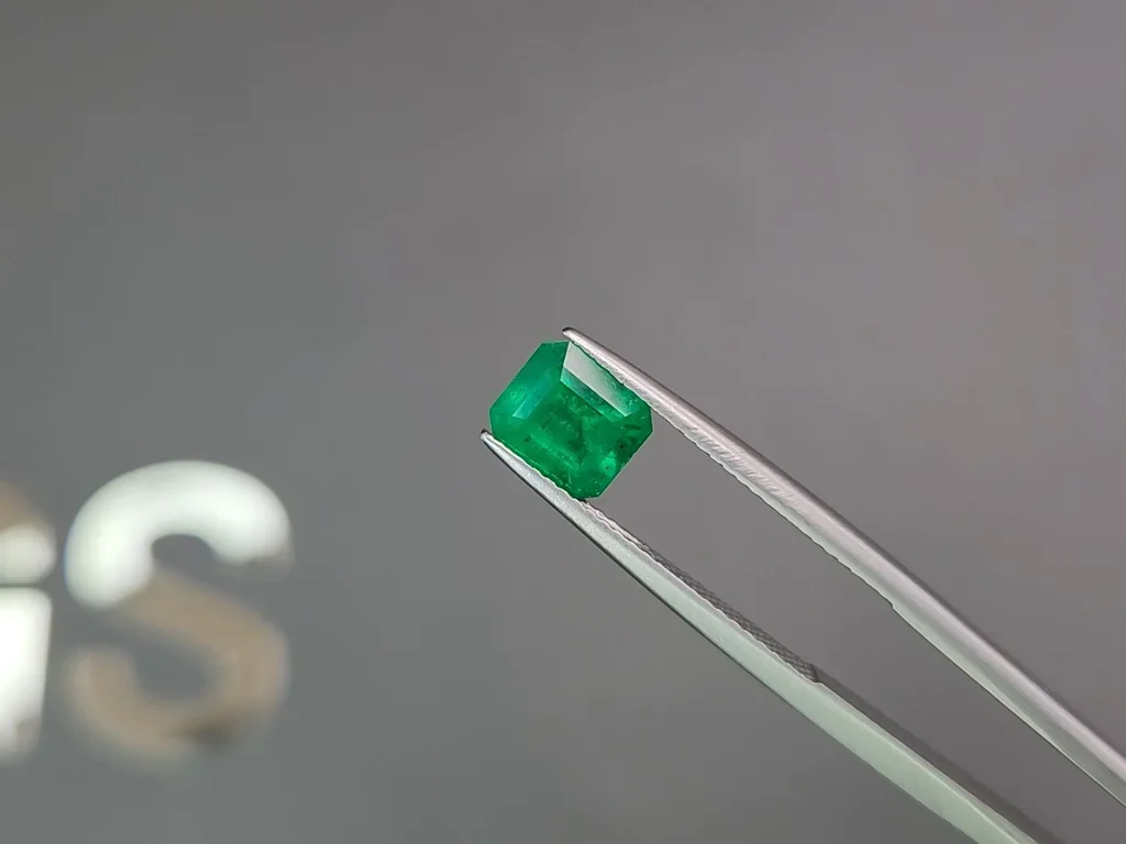 Изумруд цвета Vivid Green в огранке октагон 1,25 карат, Колумбия Изображение №3