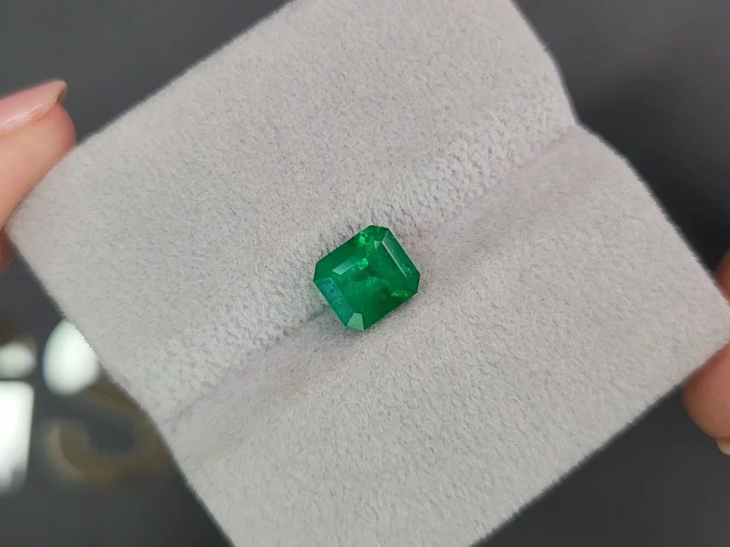Изумруд цвета Vivid Green в огранке октагон 1,25 карат, Колумбия Изображение №4