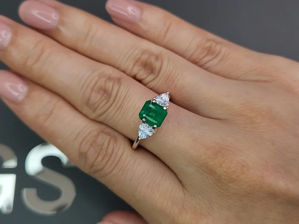 Изумруд цвета Vivid Green в огранке октагон 1,25 карат, Колумбия Изображение №5