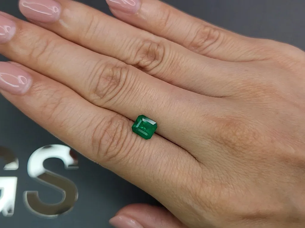 Изумруд цвета Vivid Green в огранке октагон 1,25 карат, Колумбия Изображение №2