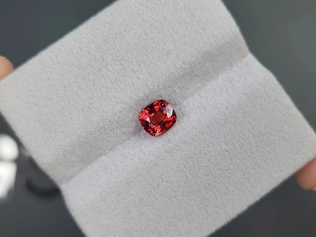 Красная шпинель Vivid Red в огранке кушон 1,03 карата Изображение №4