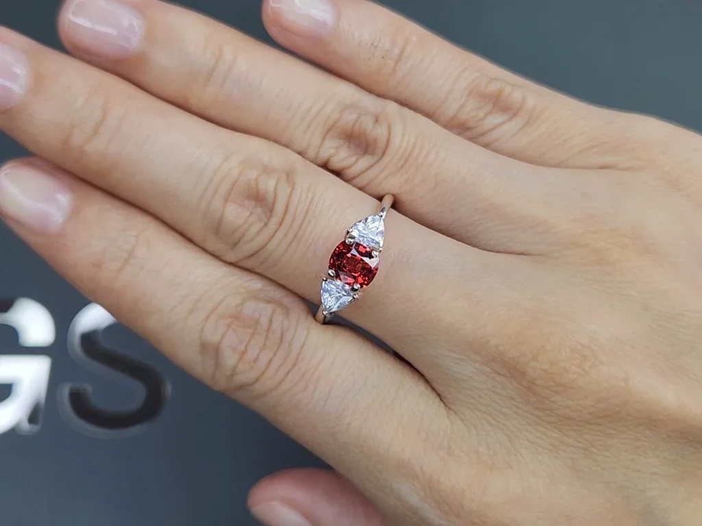 Красная шпинель Vivid Red в огранке кушон 1,03 карата Изображение №5