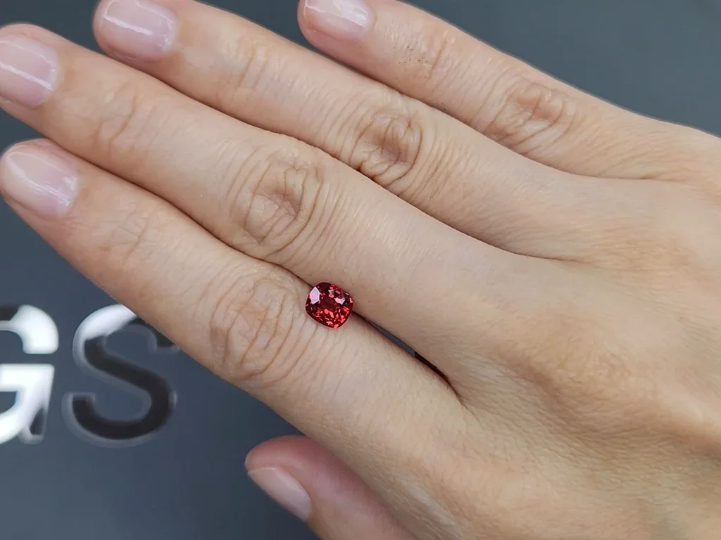 Красная шпинель Vivid Red в огранке кушон 1,03 карата Изображение №2