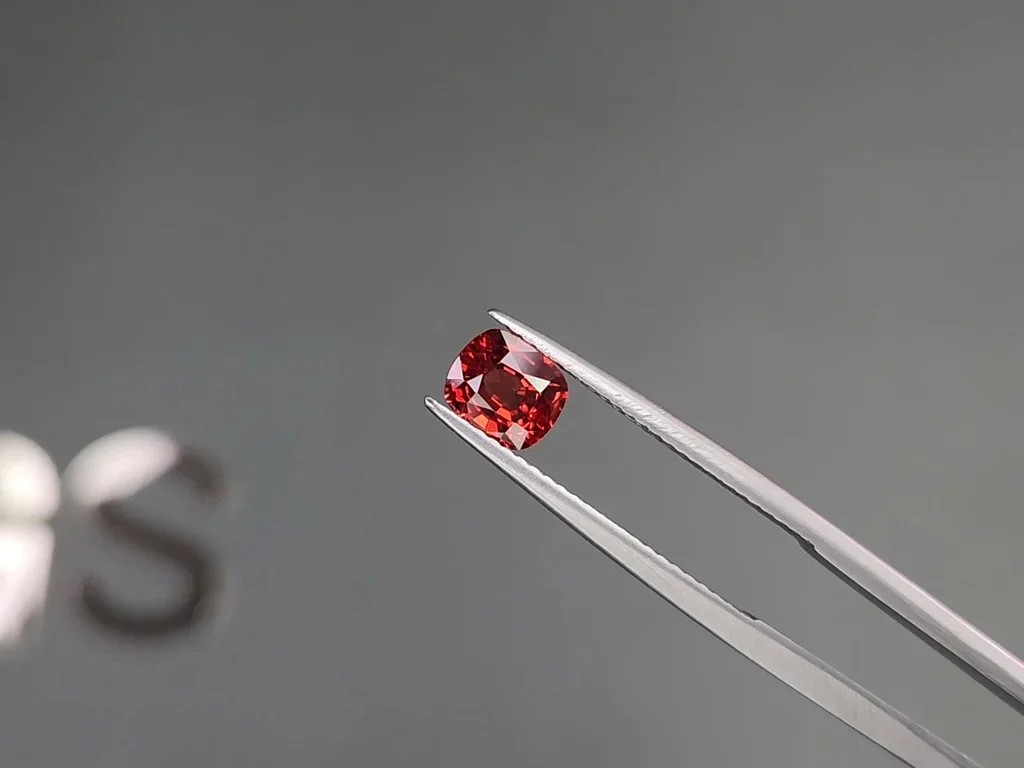 Красная шпинель Vivid Red в огранке кушон 1,03 карата Изображение №3
