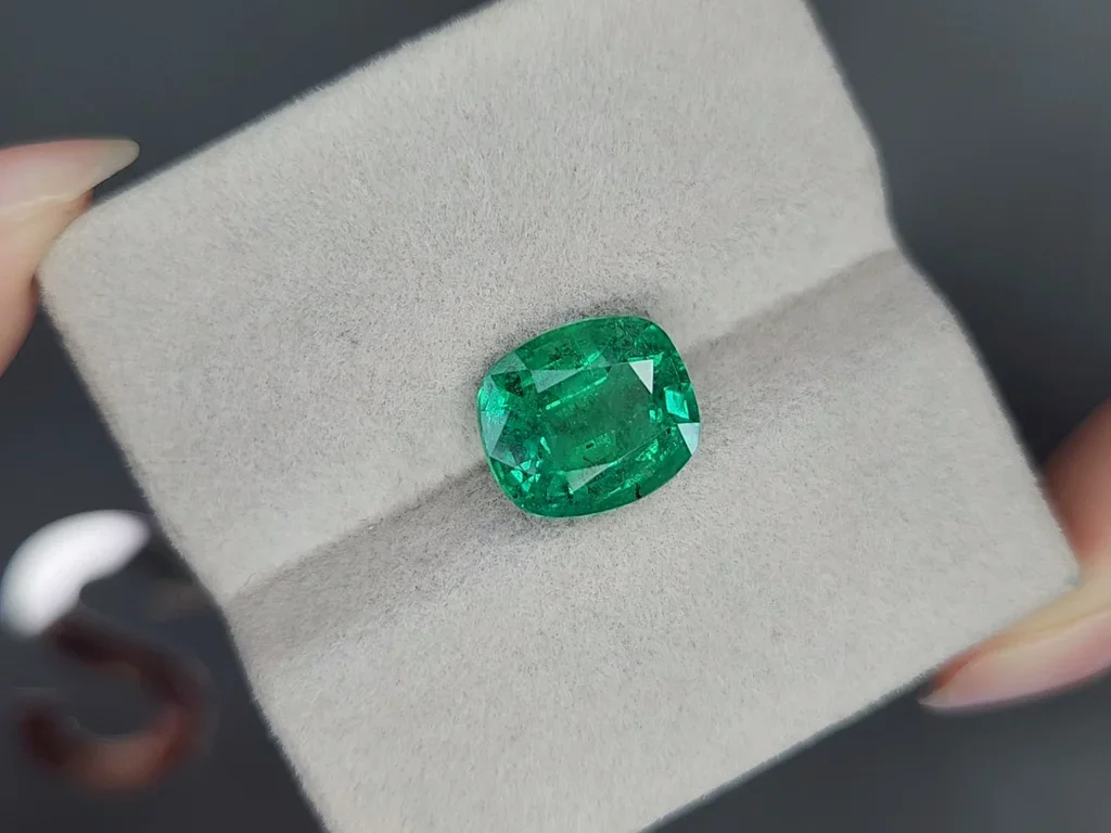 Изумруд Intense Green в огранке кушон 4,24 карата, Замбия  Изображение №4