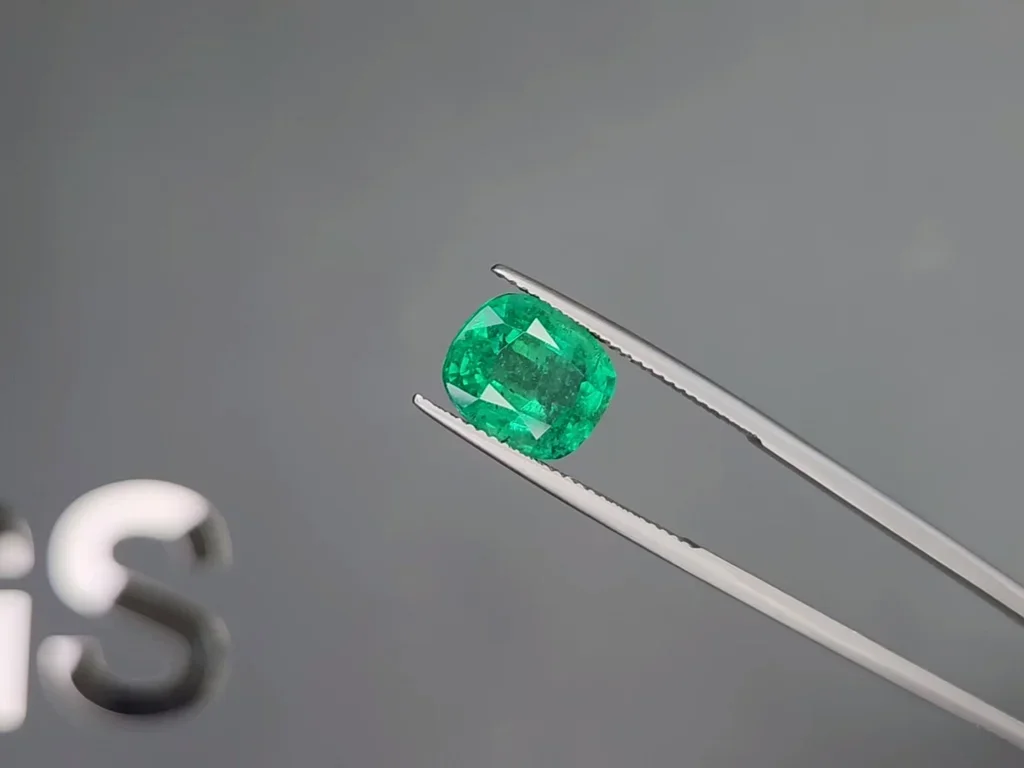 Изумруд Intense Green в огранке кушон 4,24 карата, Замбия  Изображение №3