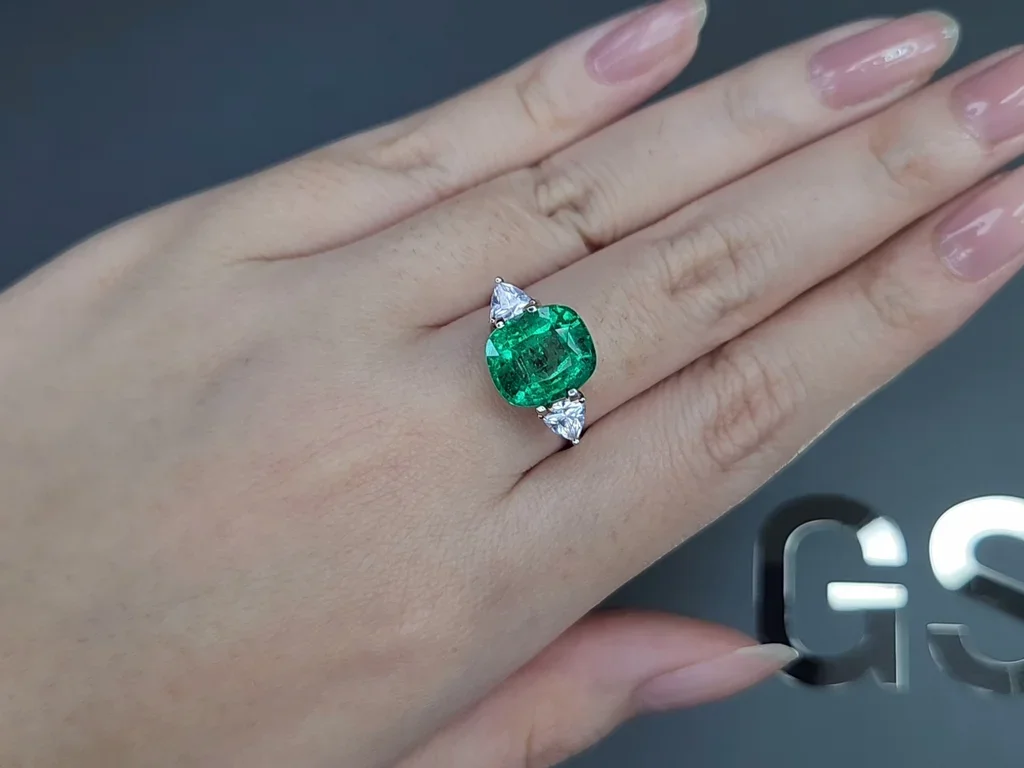 Изумруд Intense Green в огранке кушон 4,24 карата, Замбия  Изображение №5