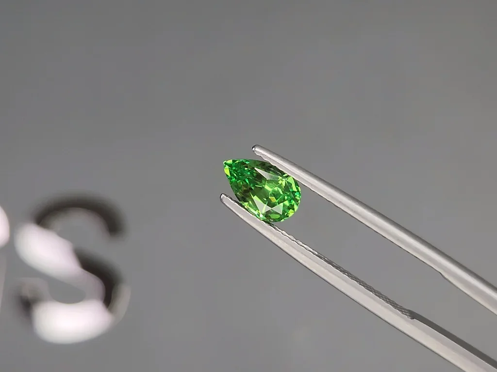 Гранат цаворит Intense Green в огранке груша 1,00 карата, Танзания  Изображение №3