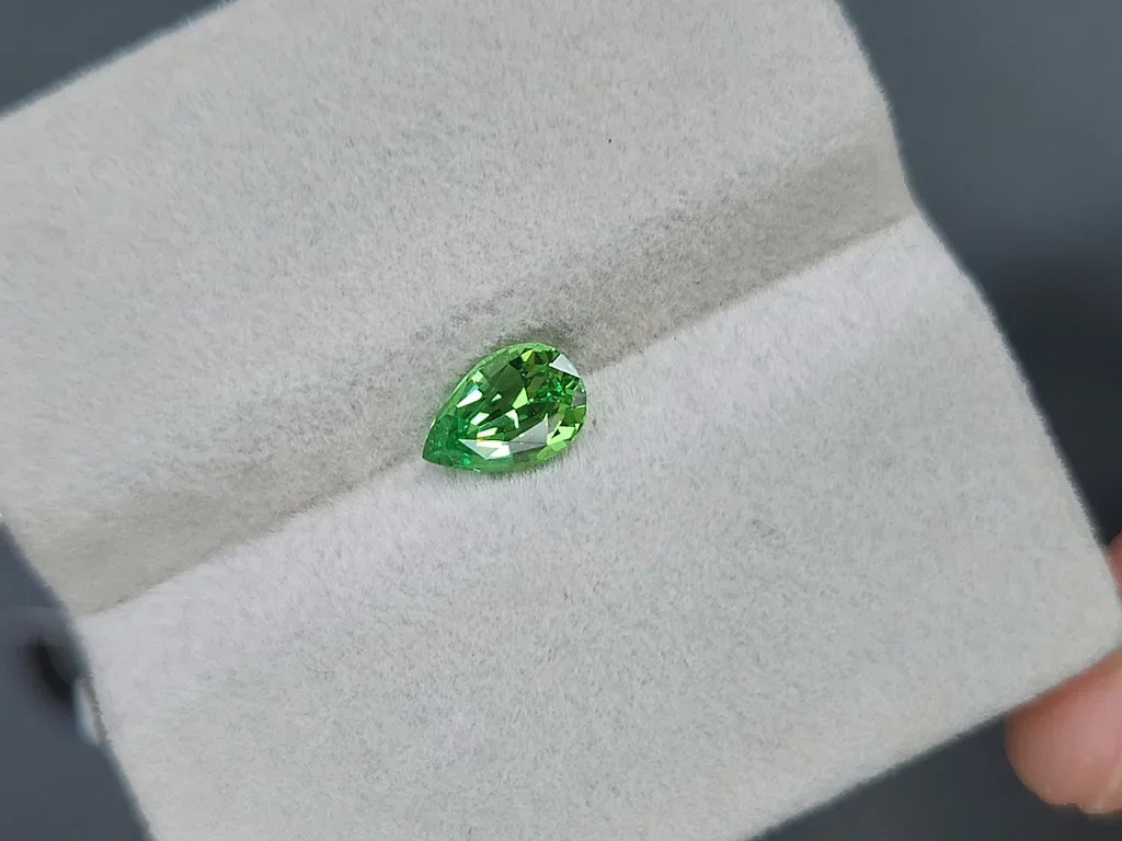 Гранат цаворит Intense Green в огранке груша 1,00 карата, Танзания  Изображение №4