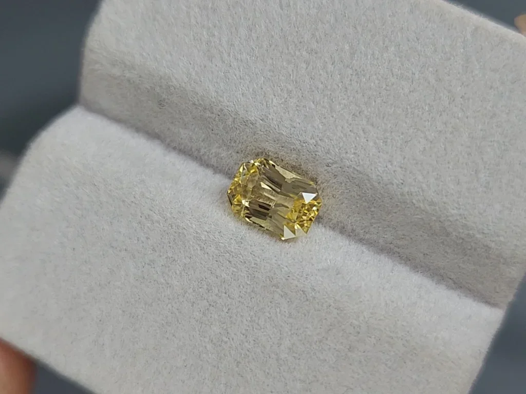Желтый сапфир Pastel Yellow в огранке радиант 1,60 карат, Шри-Ланка Изображение №3
