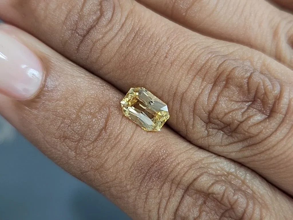 Желтый сапфир Pastel Yellow в огранке радиант 1,60 карат, Шри-Ланка Изображение №4