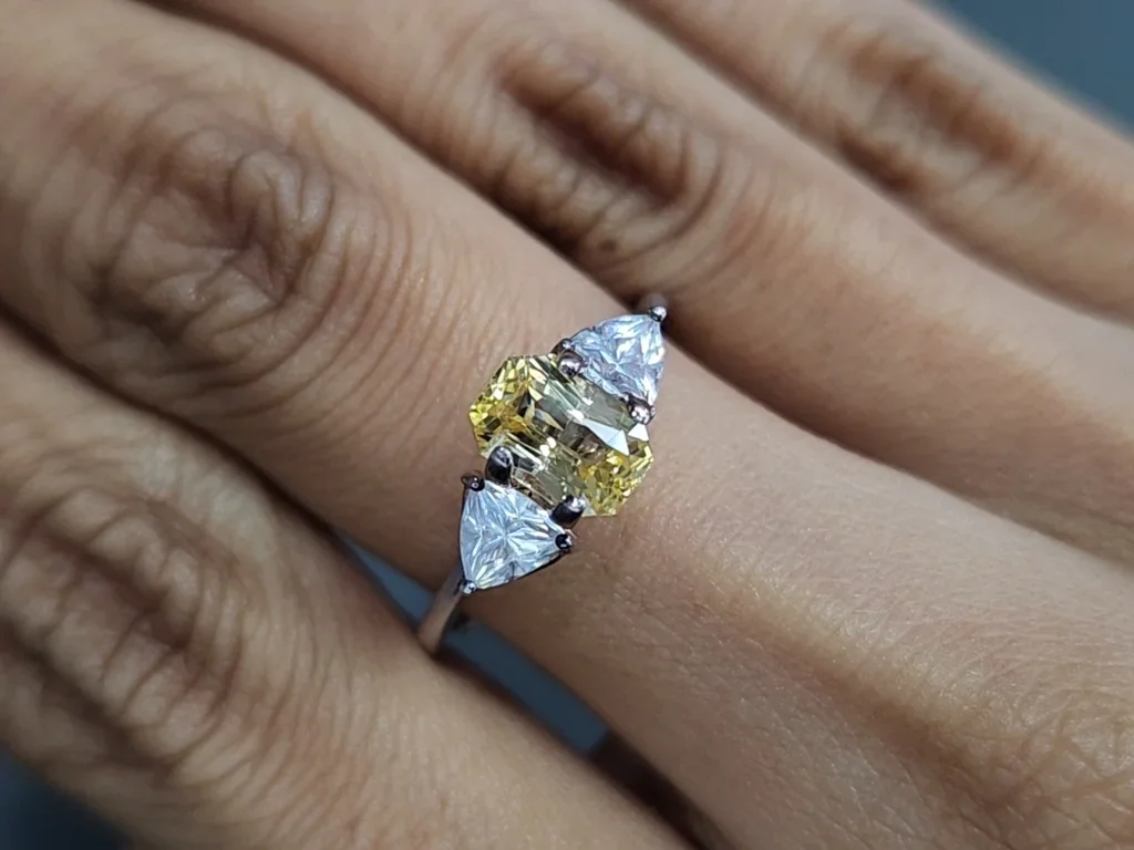 Желтый сапфир Pastel Yellow в огранке радиант 1,60 карат, Шри-Ланка Изображение №5