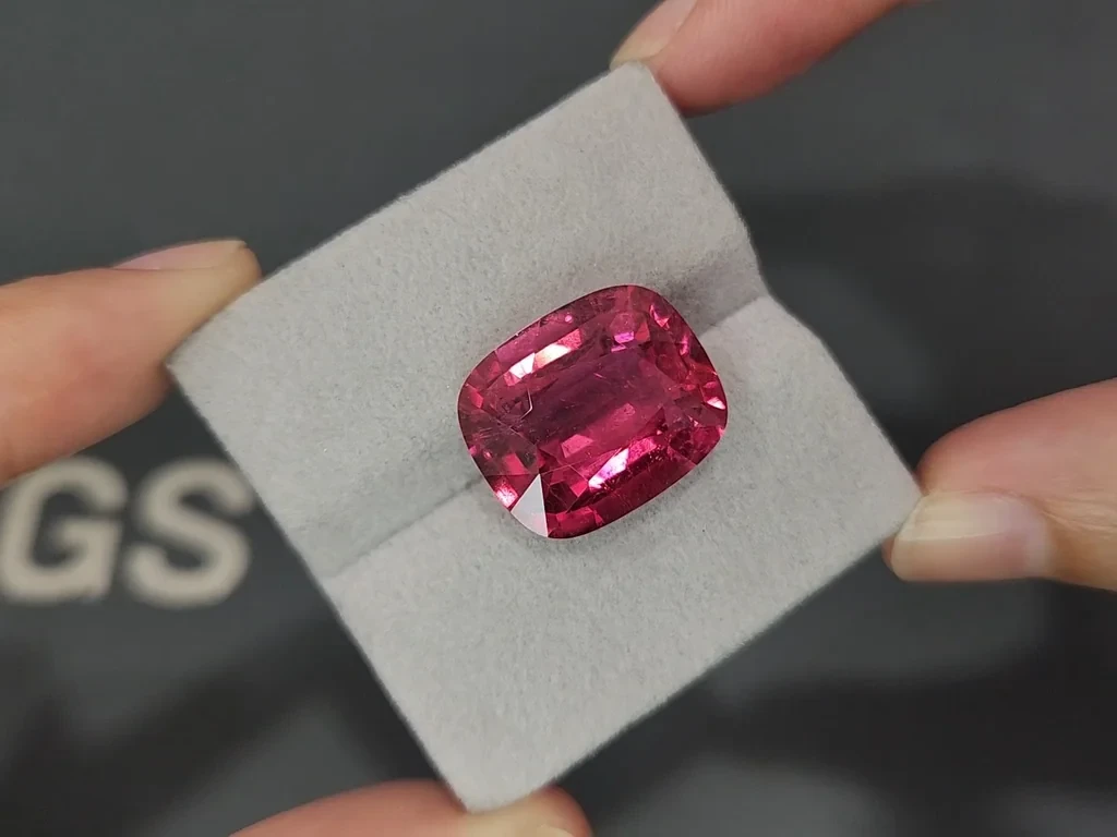 Крупный ярко-розовый турмалин рубеллит в огранке кушон 18,25 карат, Нигерия Изображение №4