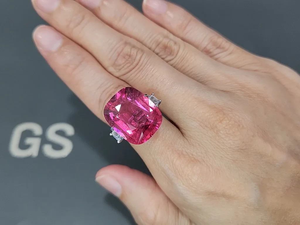 Крупный ярко-розовый турмалин рубеллит в огранке кушон 18,25 карат, Нигерия Изображение №5