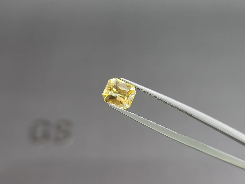 Сапфир Vivid Yellow в огранке радиант 1,63 карат, Шри-Ланка Изображение №3
