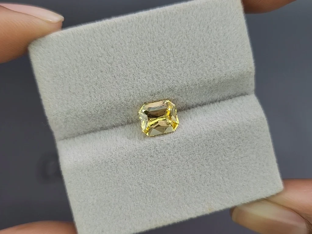 Сапфир Vivid Yellow в огранке радиант 1,63 карат, Шри-Ланка Изображение №4