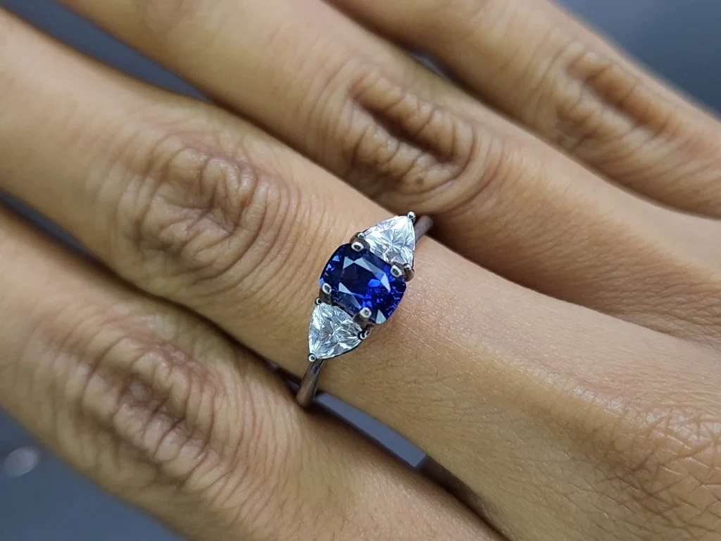 Сапфир Cornflower Blue в огранке кушон 1,14 карат, Шри-Ланка Изображение №5