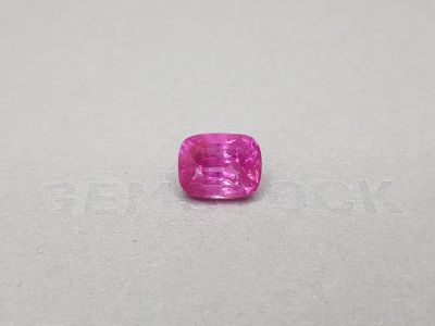 Крупная неоново-розовая шпинель Махенге в огранке кушон 7,14 карат