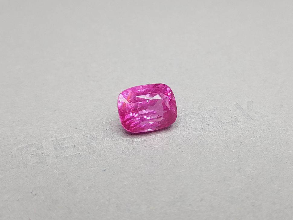 Крупная неоново-розовая шпинель Махенге в огранке кушон 7,14 карат Изображение №2